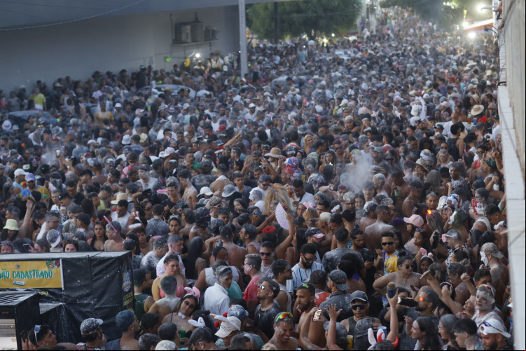 Penúltimo dia de folia agita Carnaval em Paracuru com direito ao famoso mela-mela