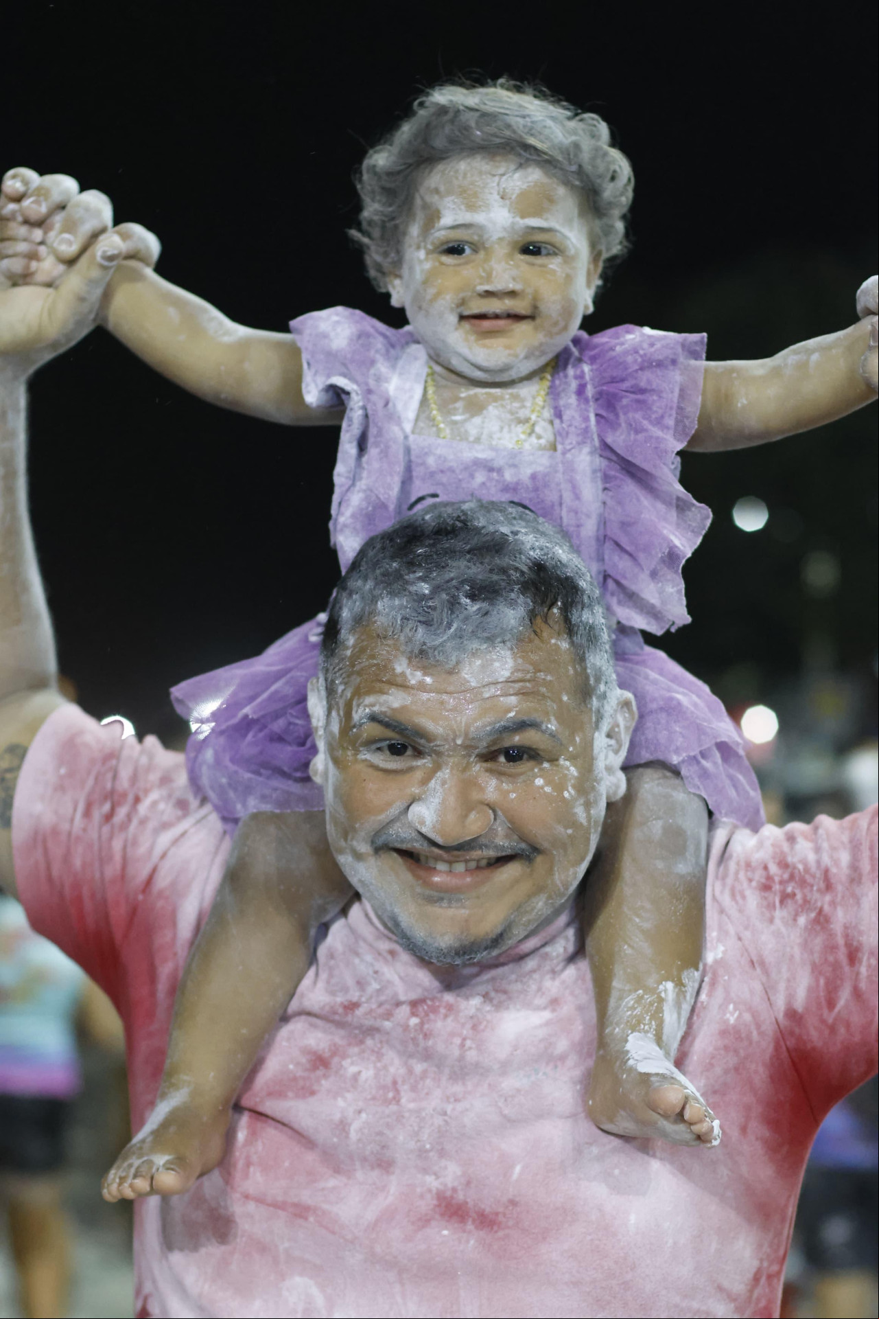 Penúltimo dia de folia agita Carnaval em Paracuru com direito ao famoso mela-mela (Foto: Aurélio Alves/ O POVO )