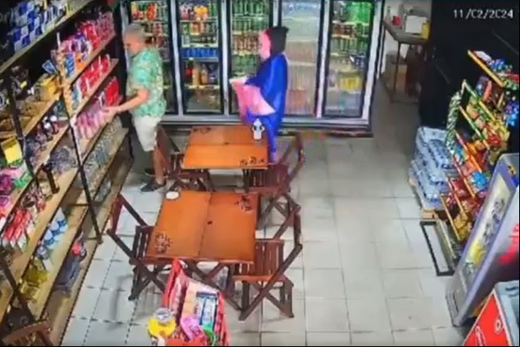 Homem é morto por criminoso fantasiado de papangu em Olinda. O autor do crime fugiu se misturando na multidão.