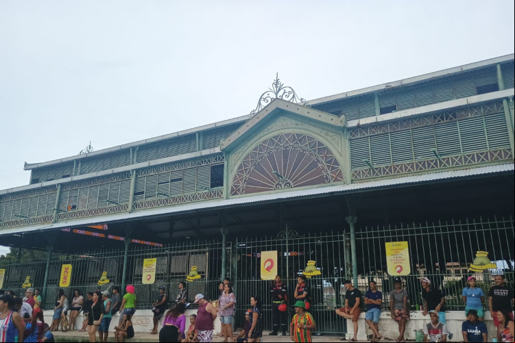 Mercado da Aerolândia tem maior parte da presença marcada por moradores do bairro, que pedem para que mais festas sejam feitas ali