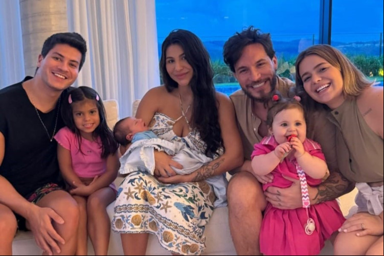 Casal de ex-BBBs Viih Tube e Eliezer posam ao lado de Arthur Aguiar e filhos