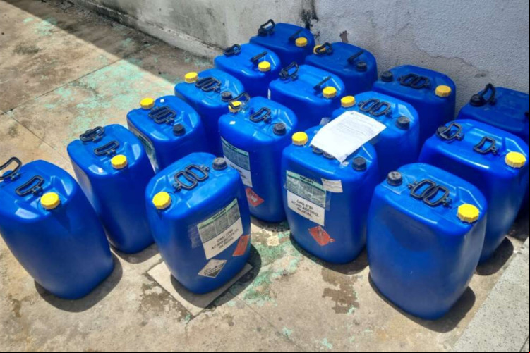 Com o suspeito, foram apreendidos 16 galões de 50 litros cheios de gasolina