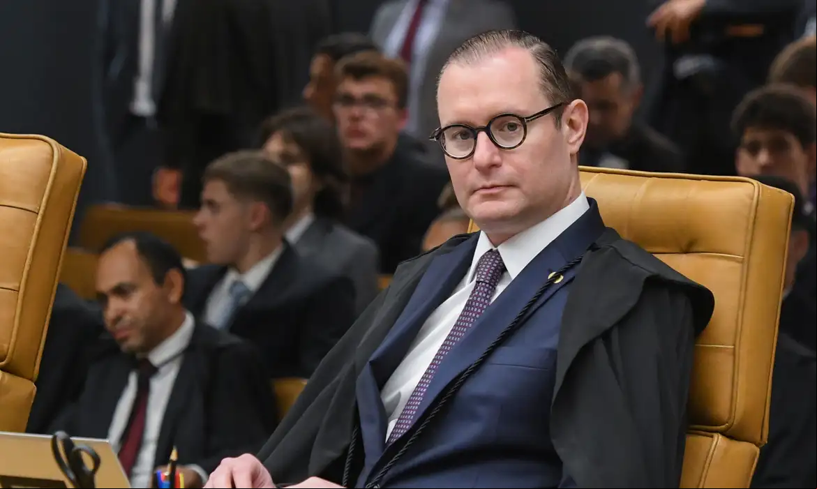 Zanin suspende decretos de SC que dispensavam vacina em escolas