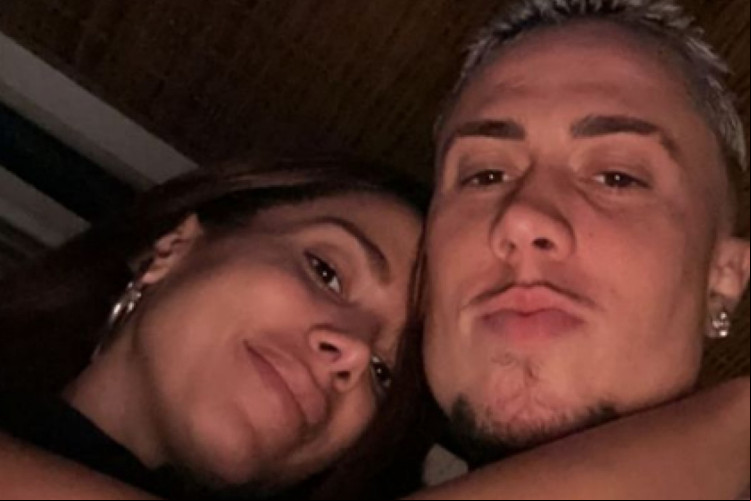 Anitta e MC Daniel vão ao cinema juntos e são vistos aos beijos em shopping do Rio de Janeiro