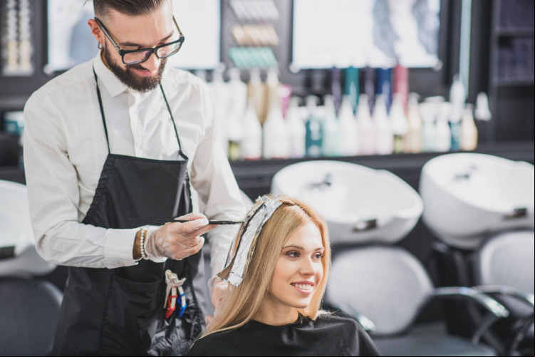 O processo de coloração deve acompanhar cuidados específicos para garantir a saúde dos fios (Imagem: Olena Yakobchuk | Shutterstock)