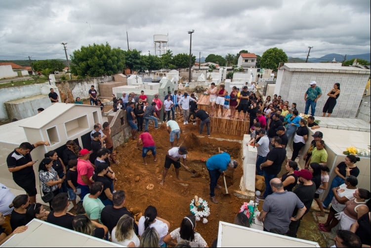 SEPULTAMENTO das vítimas:
chacina causou comoção em Aracoiaba