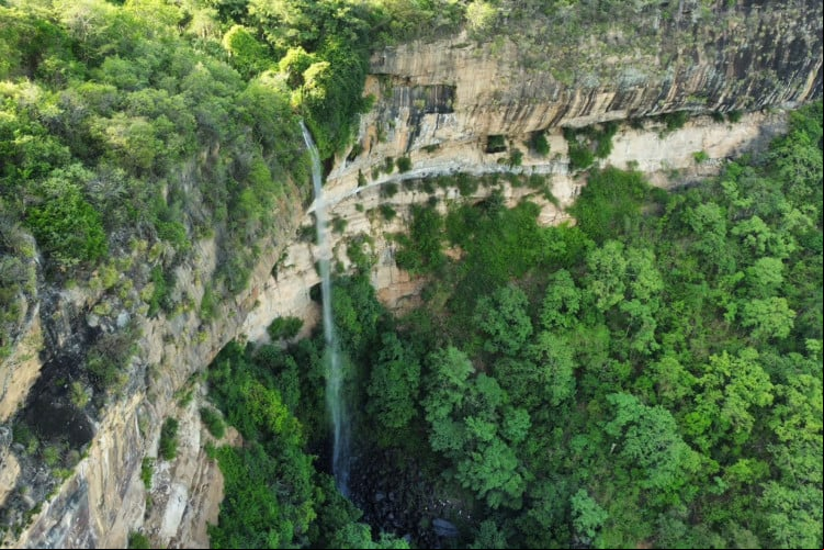 Bica do Ipu volta a jorrar após cinco meses na Serra da Ibiapaba