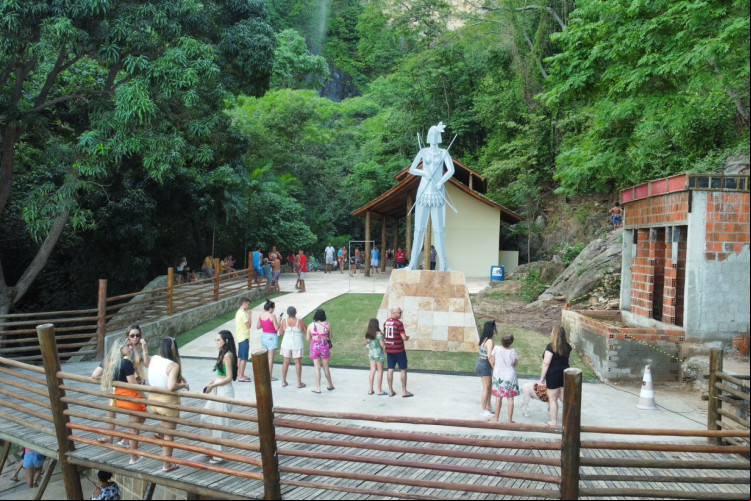 Turistas voltam a visitar cada vez mais a Bica do Ipu após jorrar água no local Turistas voltam a visitar cada vez mais a Bica do Ipu após jorrar água no local