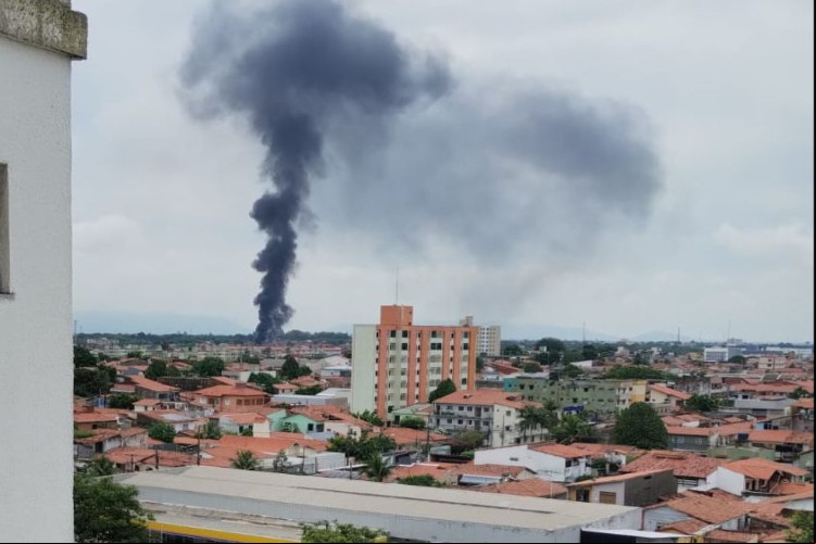 Fumaça está sendo projetada para o alto Fumaça está sendo projetada para o alto
