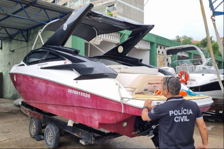Policiais apreenderam um imóvel, oito automóveis de luxo, uma lancha e 25 relógios de valores elevados Policiais apreenderam um imóvel, oito automóveis de luxo, uma lancha e 25 relógios de valores elevados