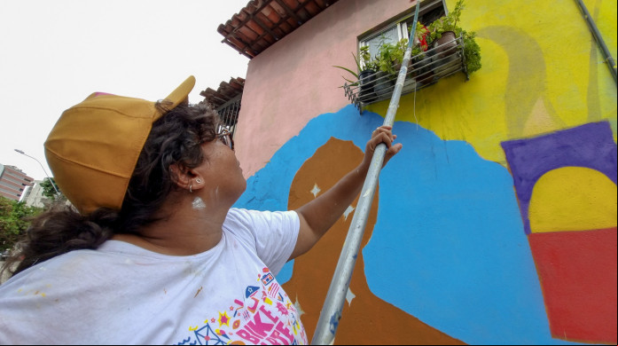 Dhiovana "Dhiow" Barroso pintando o seu mural Dhiovana "Dhiow" Barroso pintando o seu mural