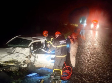 Dois carros se envolveram em uma colisão frontal na CE-138. Os condutores dos veículos ficaram presos às ferragens e morreram no local

 
