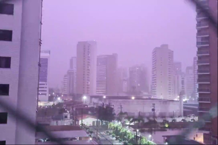 Chuva atingiu quase todo o Ceará na madrugada desta segunda-feira, 26; em Fortaleza, precipitação foi acompanhada de forte ventania e houve registro de relâmpagos