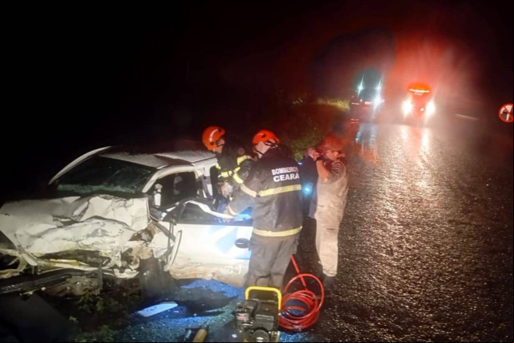 Dois carros se envolveram em uma colisão frontal na CE-138. Os condutores dos veículos ficaram presos às ferragens e morreram no local