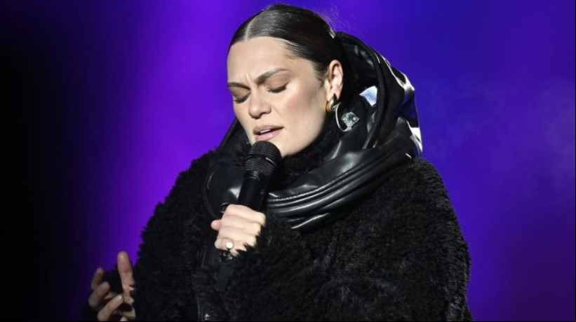 A cantora Jessie J deve ar por cirugia e anuncia pausa temporária na carreira