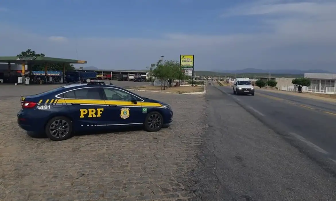 PRF apreende veículo roubado e adulterado