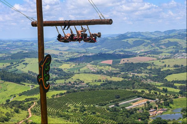 Brinquedo tem uma estrutura de 15 metros de altura.