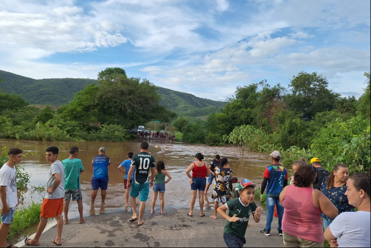 As vias estão bloqueadas por conta da forte chuvas que atingiu a cidade de Tarrafas