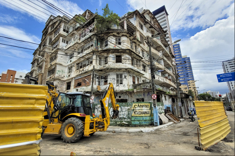 Início da demolição do Edifício São Pedro, na Praia de Iracema