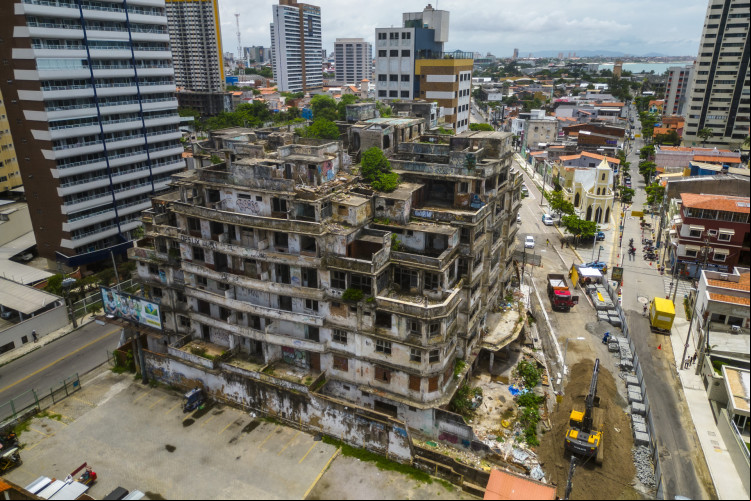 Demolição do Edifício São Pedro, em Fortaleza, teve início nesta terça-feira, 5