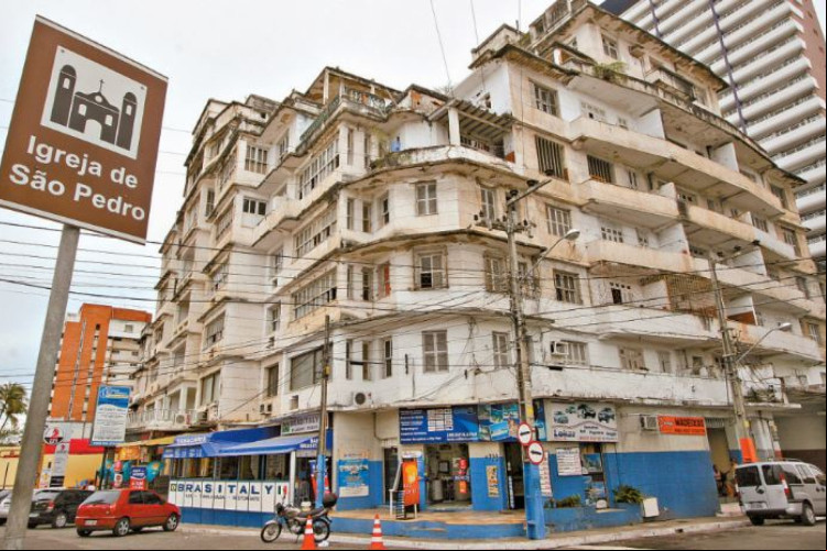 Edifício São Pedro em 2009, quando ainda existiam comércios funcionando no térreo