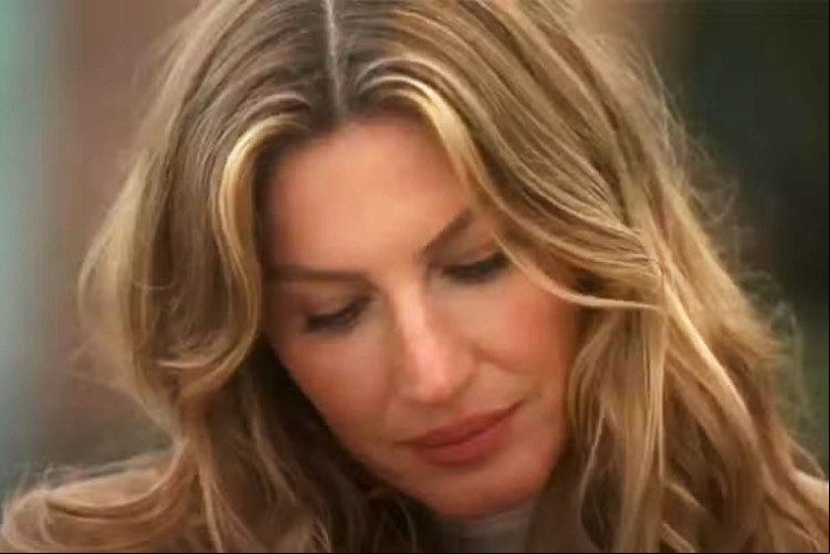 Gisele Bündchen chora em entrevista ao falar de filhos e marido
