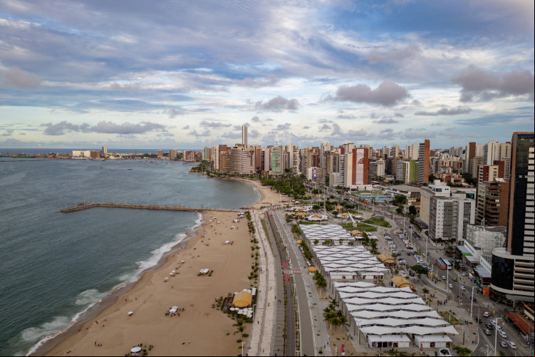 Banho de mar está liberado da altura da Av. Desembargador Moreira, próximo à Feirinha da Beira Mar, até a Avenida Almirante Tamandaré próximo à Ponte Metálica.