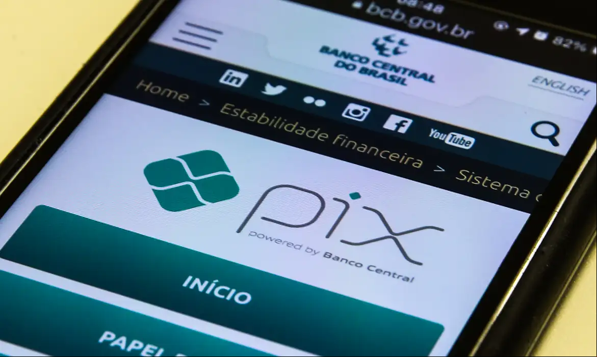 Você não precisa enviar comprovante do PIX presente, a menos que tenha sido solicitado
