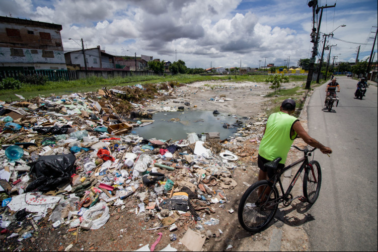 FORTALEZA, CEARÁ, BRASIL, 14-03-2024: Focos de dengue em espaços públicos, movimentação de pessoas nos lixos jogados nos trilhos da Av. Dr. Theberge (Foto: Samuel Setubal)