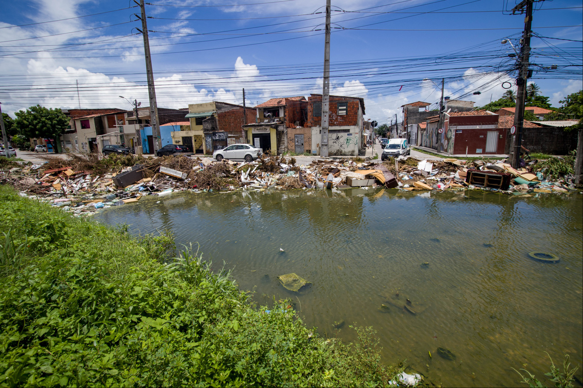 FORTALEZA, CEARÁ, BRASIL, 14-03-2024: Focos de dengue em espaços públicos, movimentação de pessoas nos lixos jogados nos trilhos da Av. Dr. Theberge (Foto: Samuel Setubal)