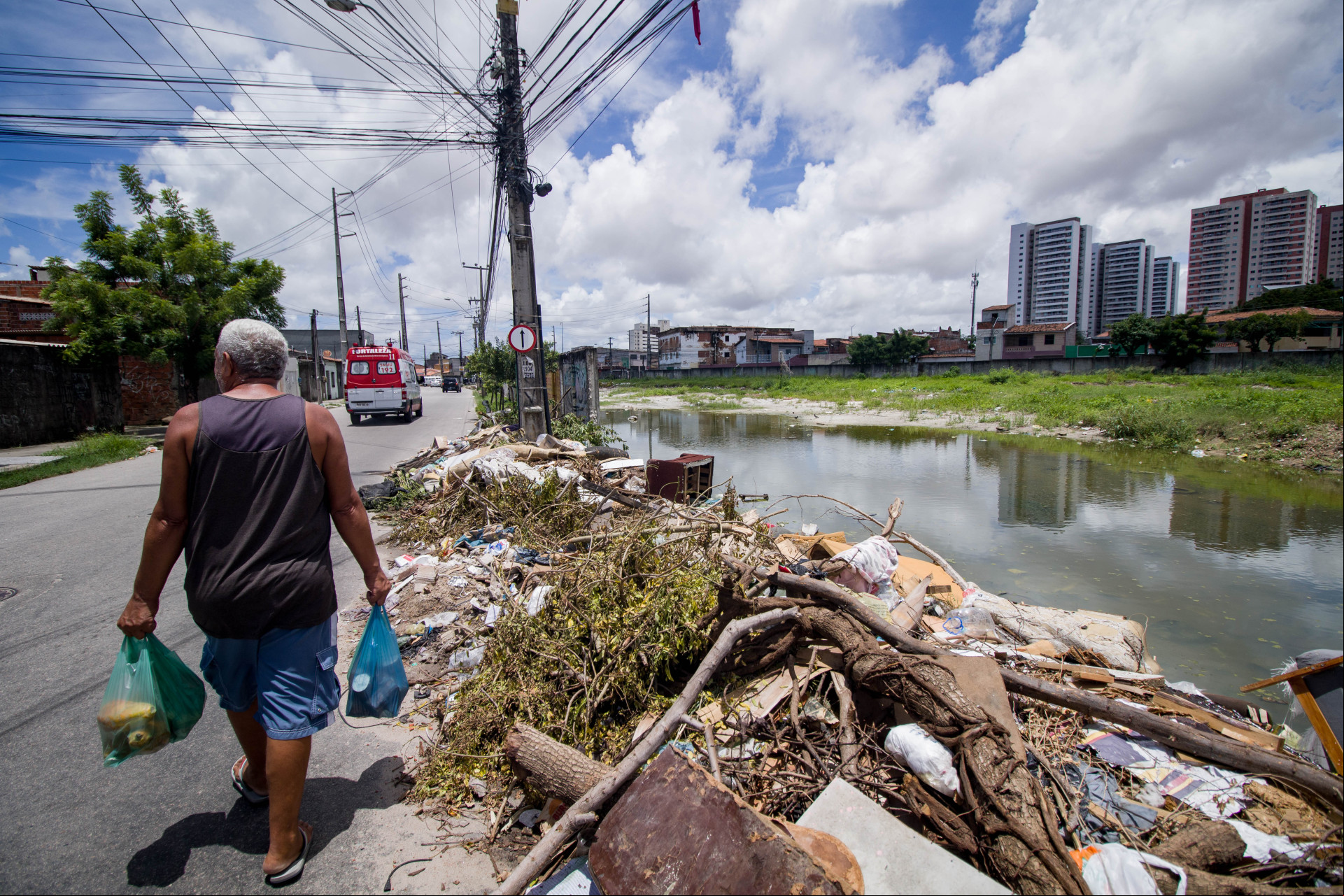 FORTALEZA, CEARÁ, BRASIL, 14-03-2024: Focos de dengue em espaços públicos, movimentação de pessoas nos lixos jogados nos trilhos da Av. Dr. Theberge (Foto: Samuel Setubal)