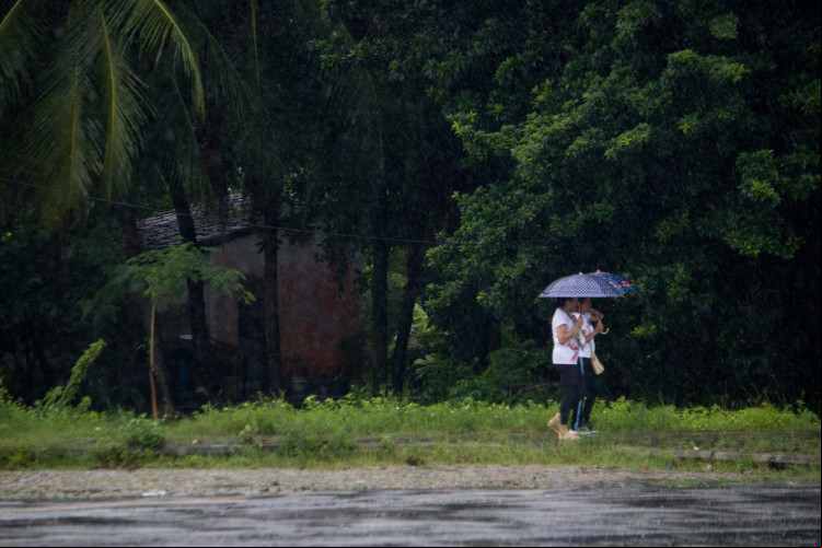 FORTALEZA, CEARÁ, BRASIL, 15-03-2024: Chuva pela manhã na Av. Godofredo Maciel, movimentação de pessoas com guarda-chuva e capas de chuva. (Foto: Samuel Setubal)