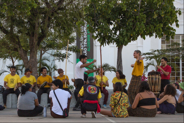 Grupo 'Capoeira Angola que Se Cria' se reuniu na tarde de sábado, 16, na praça da Estação das Artes