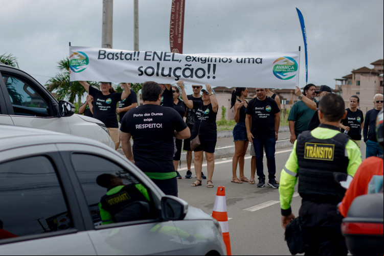 MANIFESTAÇÃO dos moradores
do Porto das Dunas contra a Enel