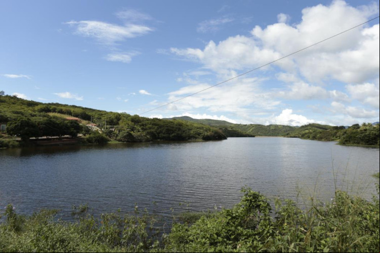 ￼AÇUDE Quandu, em 
Itapipoca, ainda está sangrando