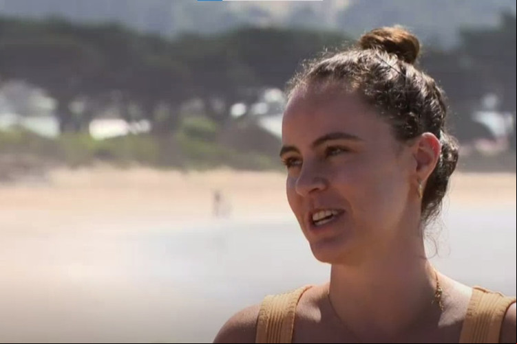 A mulher nadou mais ou menos 20 metros e trouxe os homens, um por um, para a costa