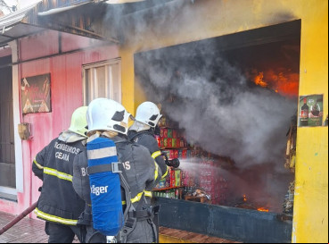 Imagens do Corpo de Bombeiros atuando no combate ao incêndio que atingiu bomboniere em Aracati 