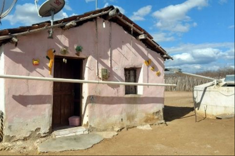 Casa, em Canindé, onde houve o cerco policial. 17 anos após o crime, o pai, a mãe e o filho foram presos. Em 2021, pai e filho foram condenados e no dia 6 do mês de março deste ano as penas foram reduzidas