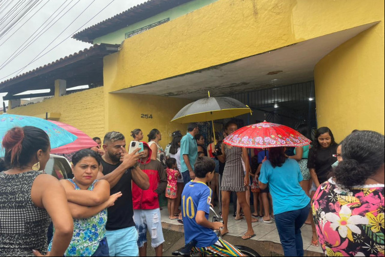 ￼ PARENTES de alunos foram à unidade para denunciar o caso