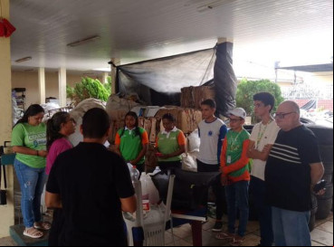Professor Franzé com estudantes em visita a associação de catadores  