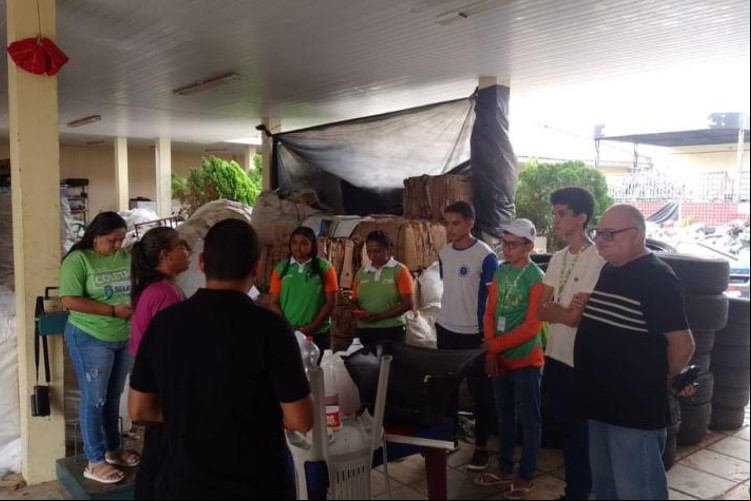 Professor Franzé com estudantes em visita a associação de catadores