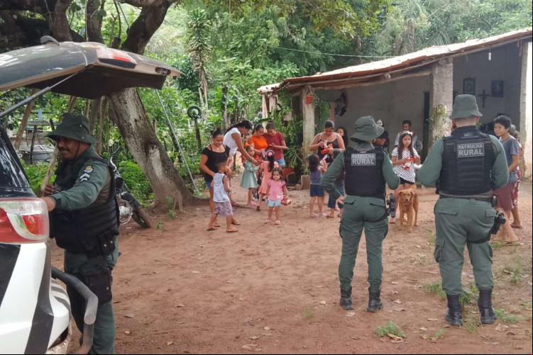 Policiais entregam lembrancinhas a crianças da Zona Rural de Tianguá