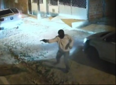 As câmeras de segurança do local registraram o momento em que os homens invadem e matam mulher a tiros 