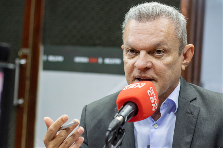 FORTALEZA, CEARÁ, BRASIL, 14-04-2024: Prefeito José Sarto deu entrevista para Rádio O Povo CBN. (Foto: Samuel Setubal/ O Povo)