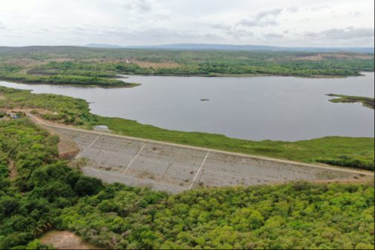 Açude Muquém, no município de Cariús, está entre os açudes que transbordaram nos últimos dias. Ao todo, Ceará conta com 65 açudes sangrando em 2024 até esta segunda, 15 de abril