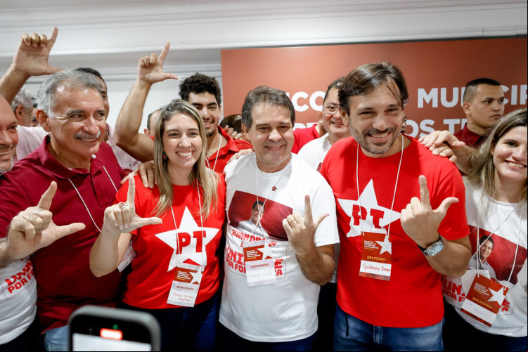 EVANDRO com os ex-pré-candidatos Artur Bruno, Larissa e Guilherme