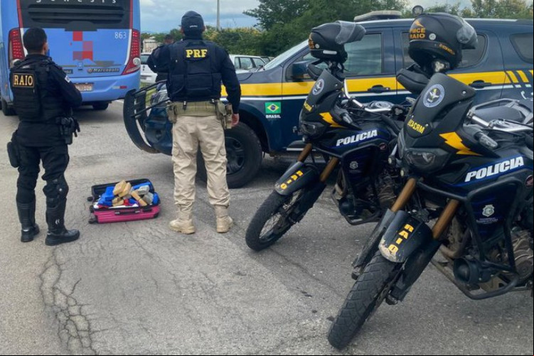 Mulher é presa com 17 kg de maconha na BR 116, em Jaguaribe