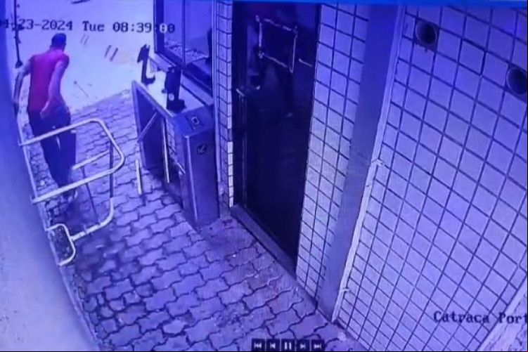Câmeras mostraram o momento em que o suspeito foge da unidade