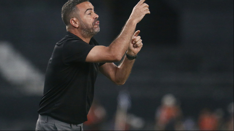 Técnico Artur Jorge no jogo Botafogo x Atlético-GO, no Nilton Santos, pelo Campeonato Brasileiro Série A 2024 