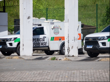 Prédio e fachada da Perícia Forense (Pefoce) com algumas viaturas a frente 